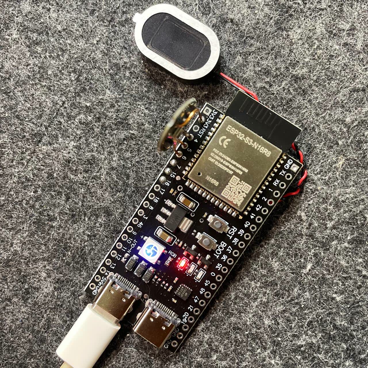 ESP32-S3 cắm USB-C, LED nguồn sáng và loa đã nối dây