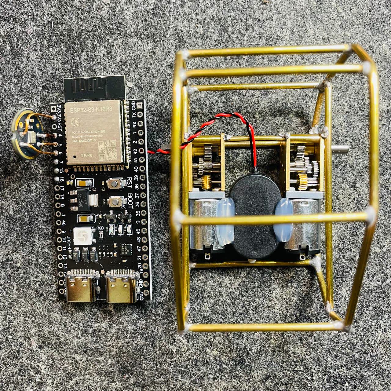 ESP32-S3 đặt cạnh khung motor để chuẩn bị lắp vào robot V1