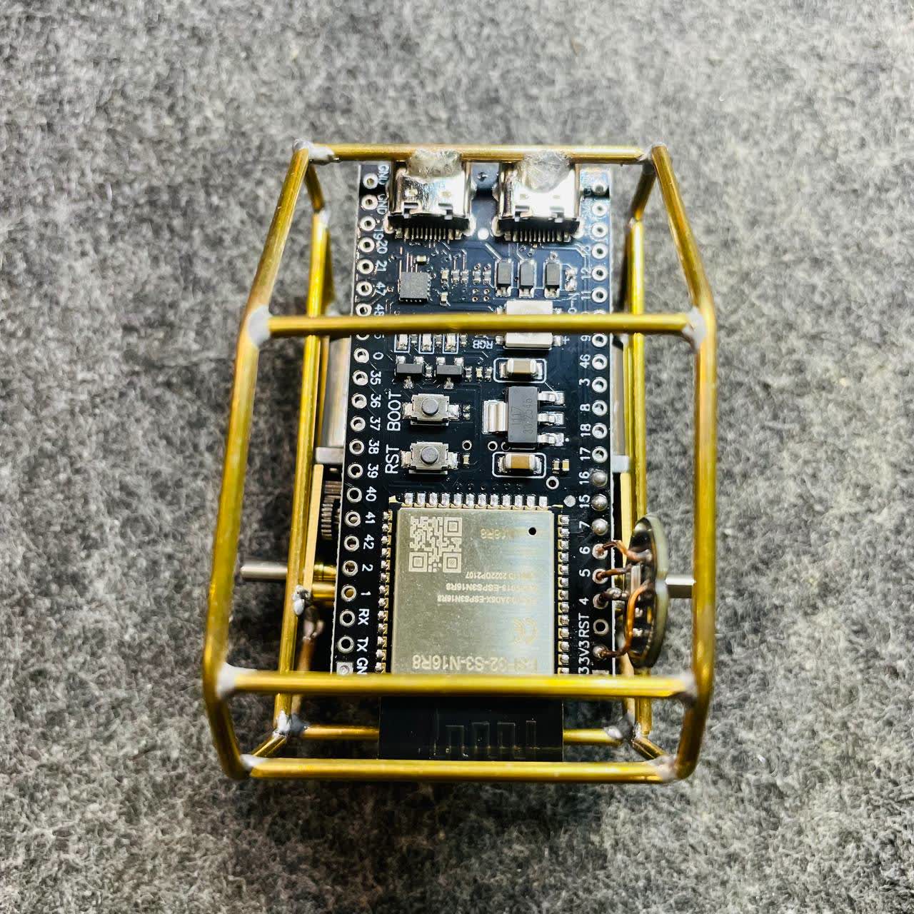 ESP32-S3 đã được đặt bên trong khung đồng robot V1