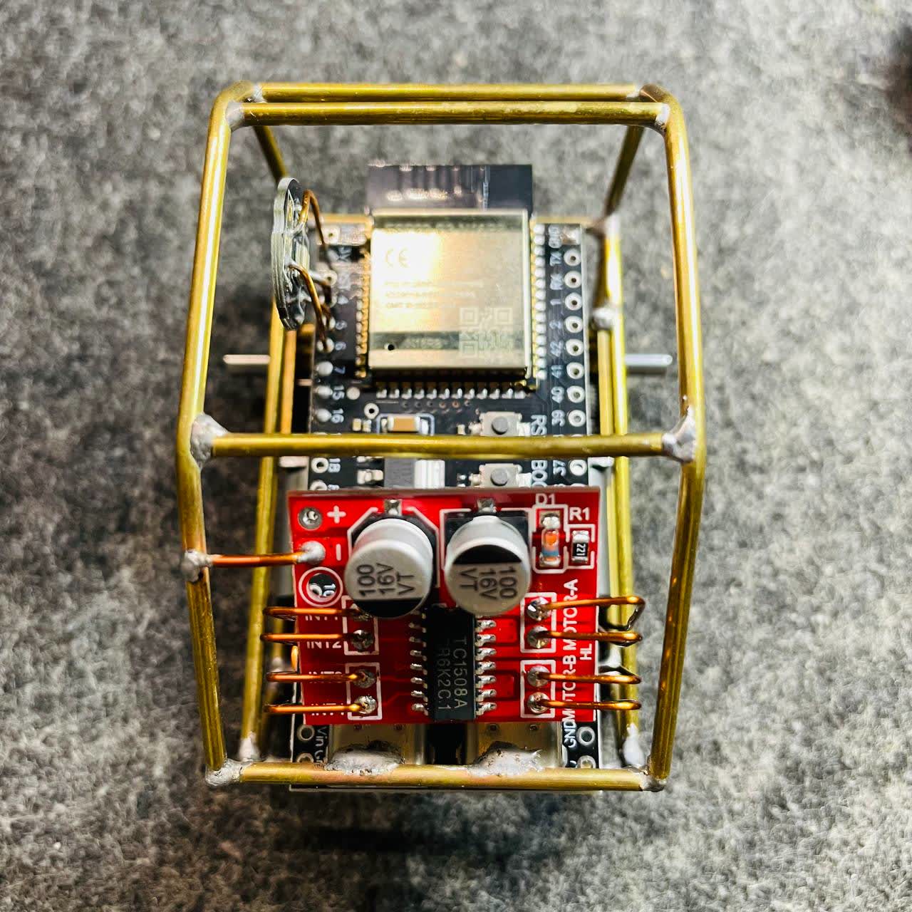 Mạch driver motor màu đỏ gắn trước ESP32-S3 trong khung robot V1