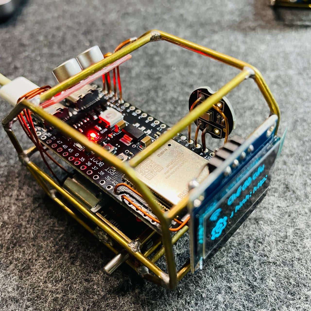 OLED robot V1 sáng khi cấp nguồn trong quá trình lắp ráp