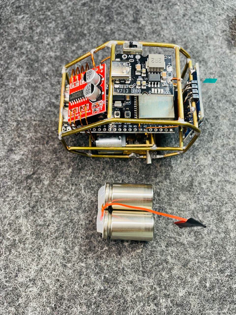 Robot V1 với pin rời và cụm nguồn/công tắc