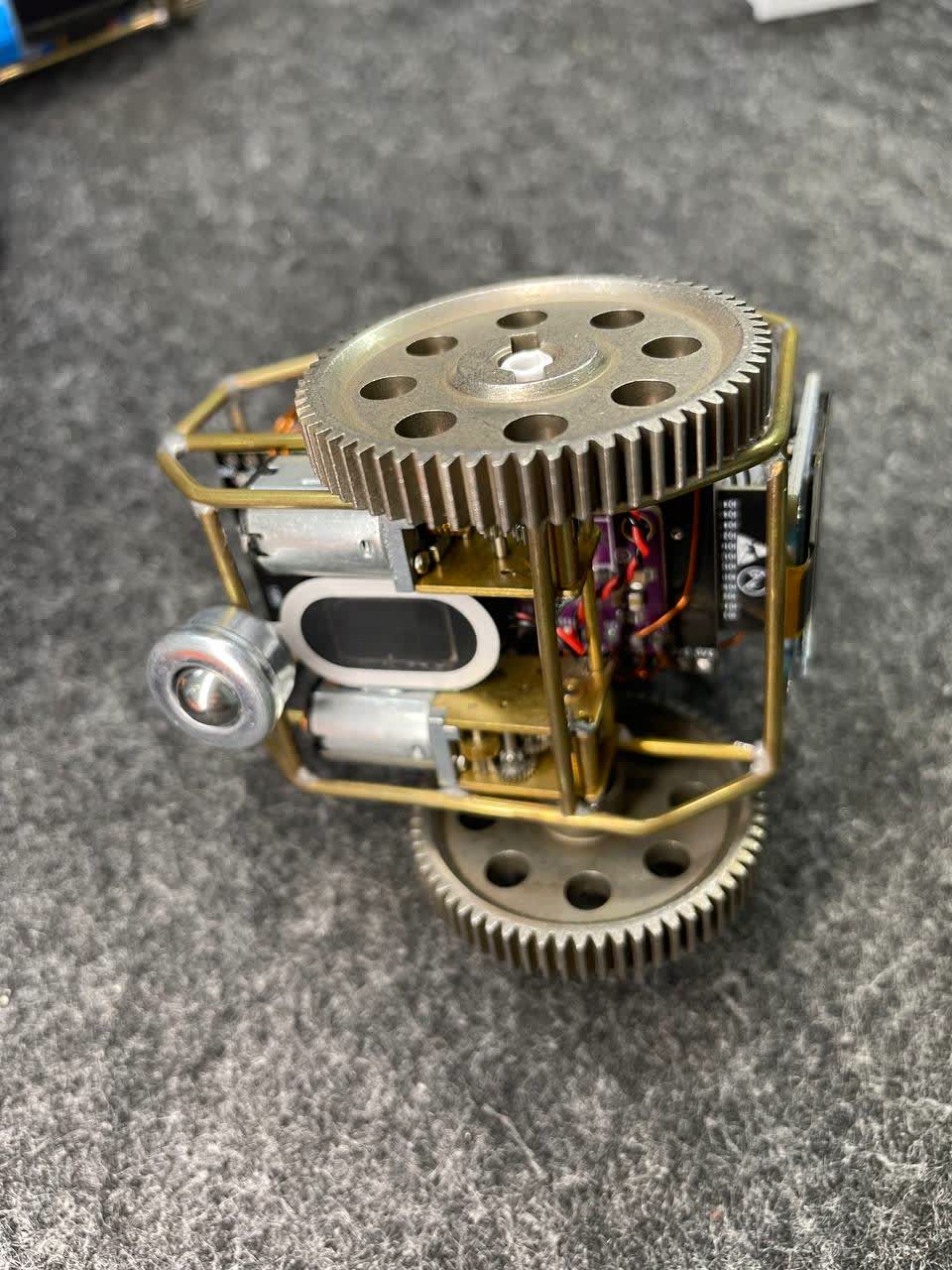 Cụm bánh răng lớn được gắn vào robot V1