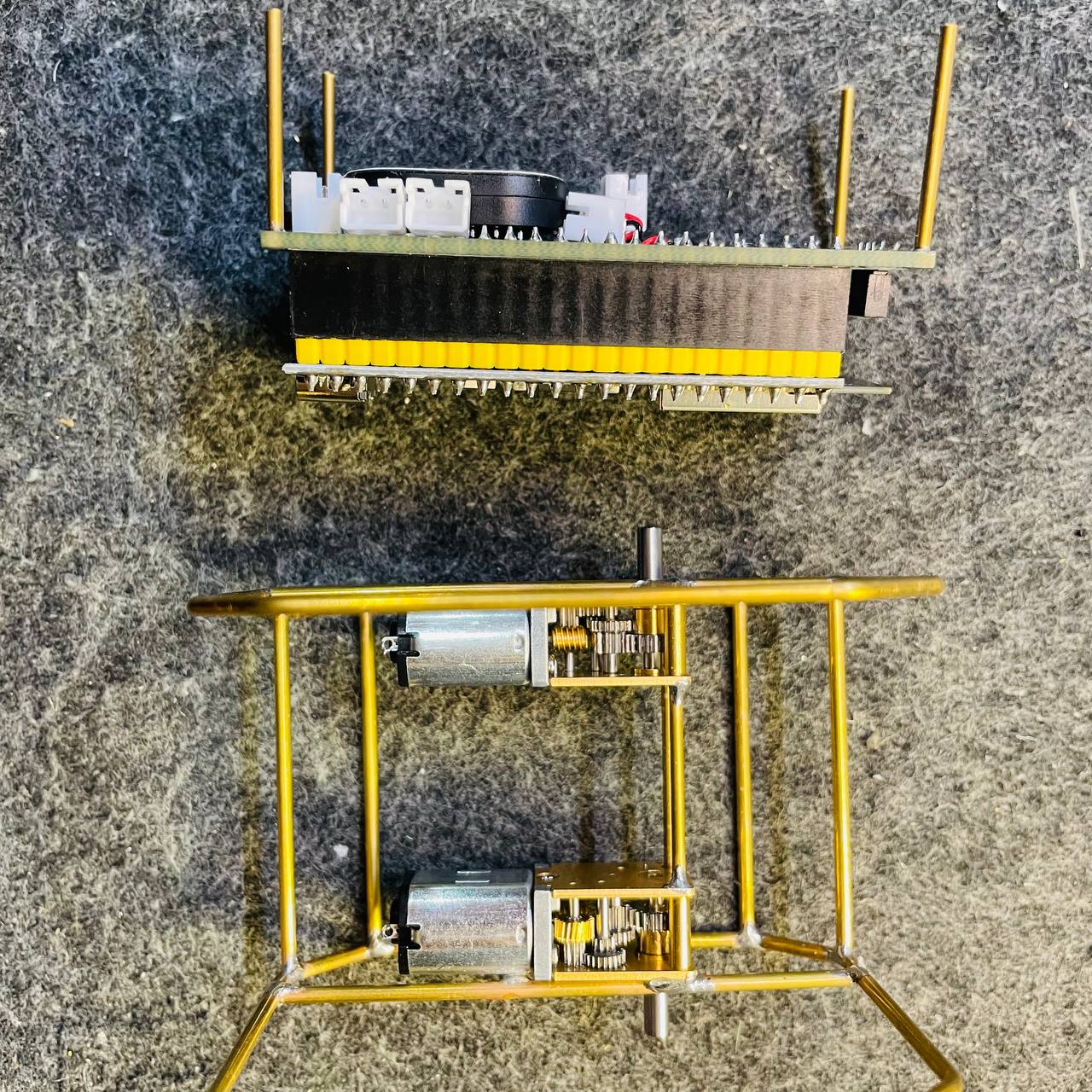 Bộ mạch và khung động cơ VuiTV Robot V2 được đặt cạnh nhau trước khi cố định
