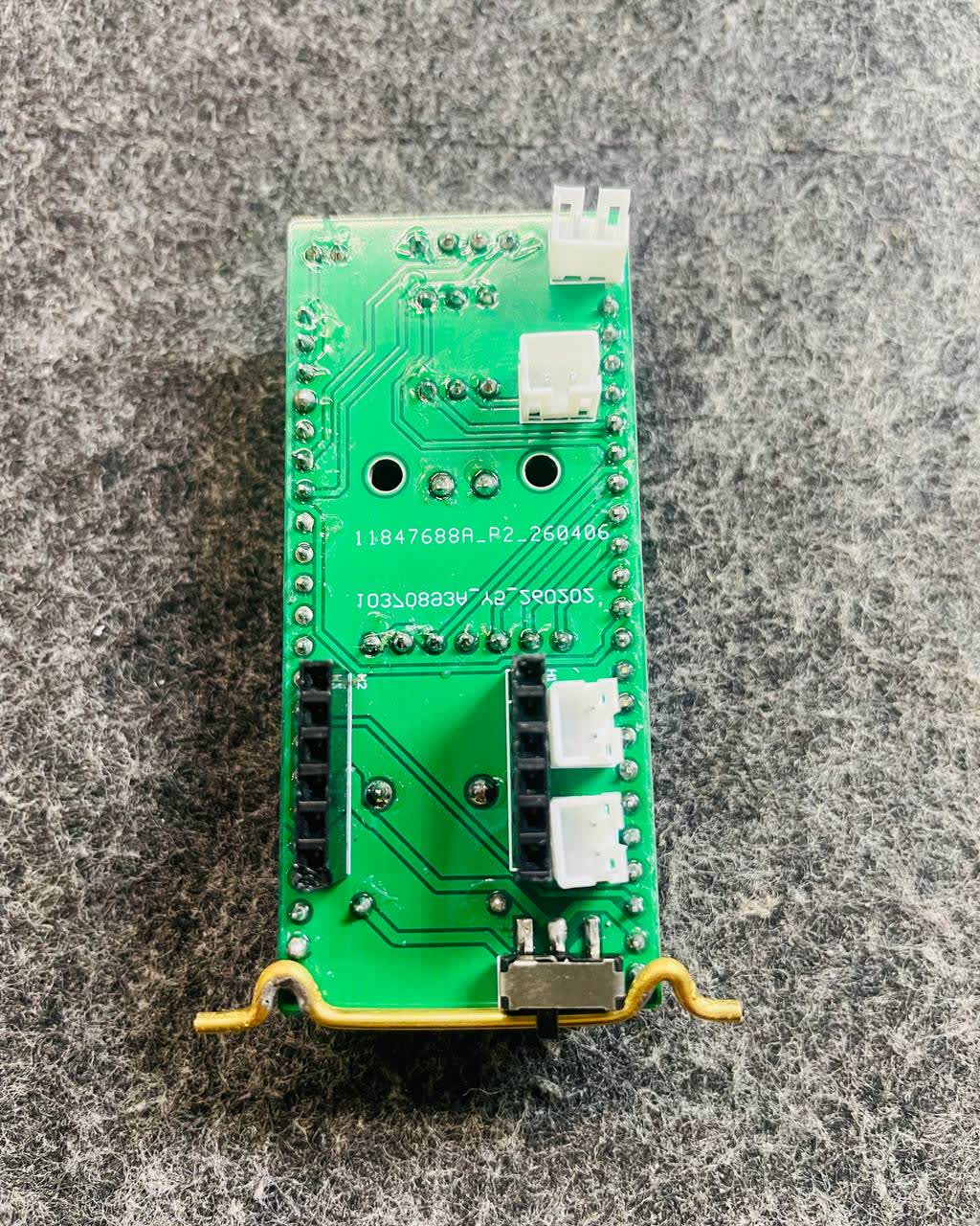 Gắn mạch driver motor vào đúng hốc khung