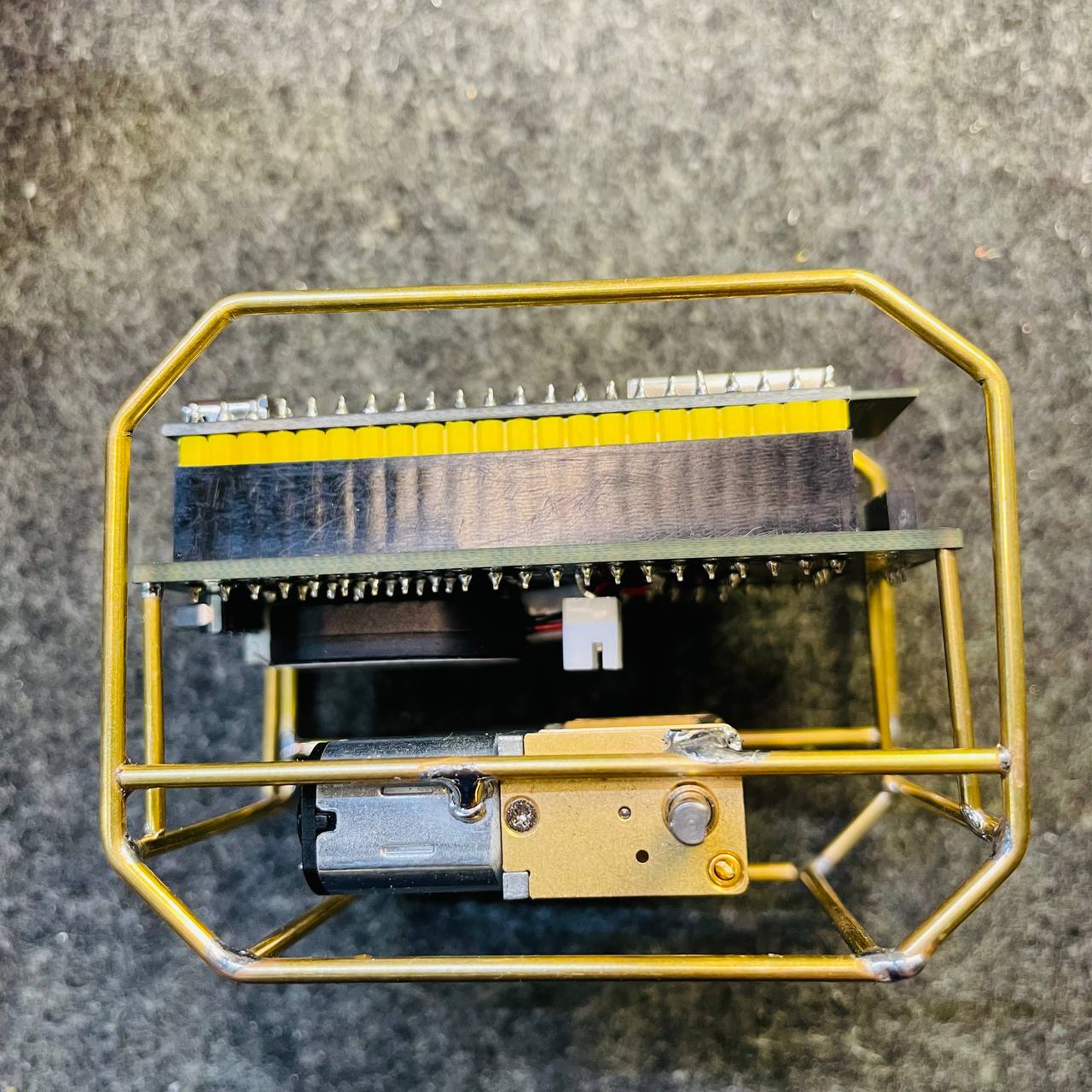 Hai động cơ VuiTV Robot V2 được hàn dây và bố trí đầu cắm bên trong khung