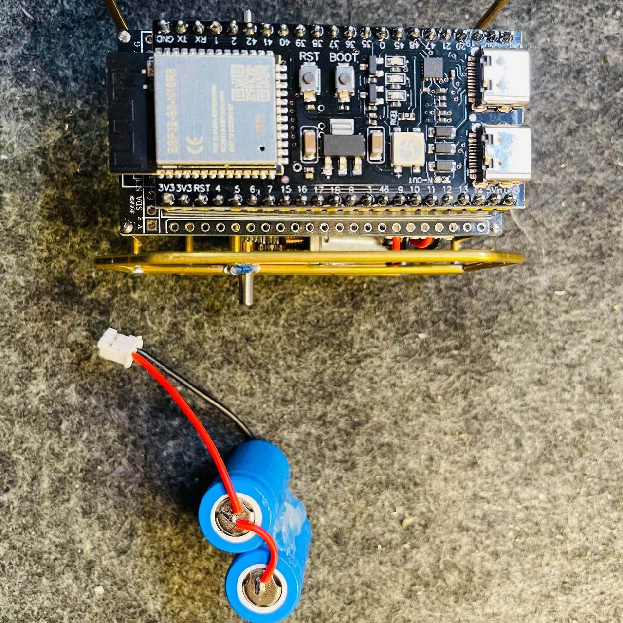 Hai viên pin màu xanh được hàn dây và đầu cắm cho VuiTV Robot V2