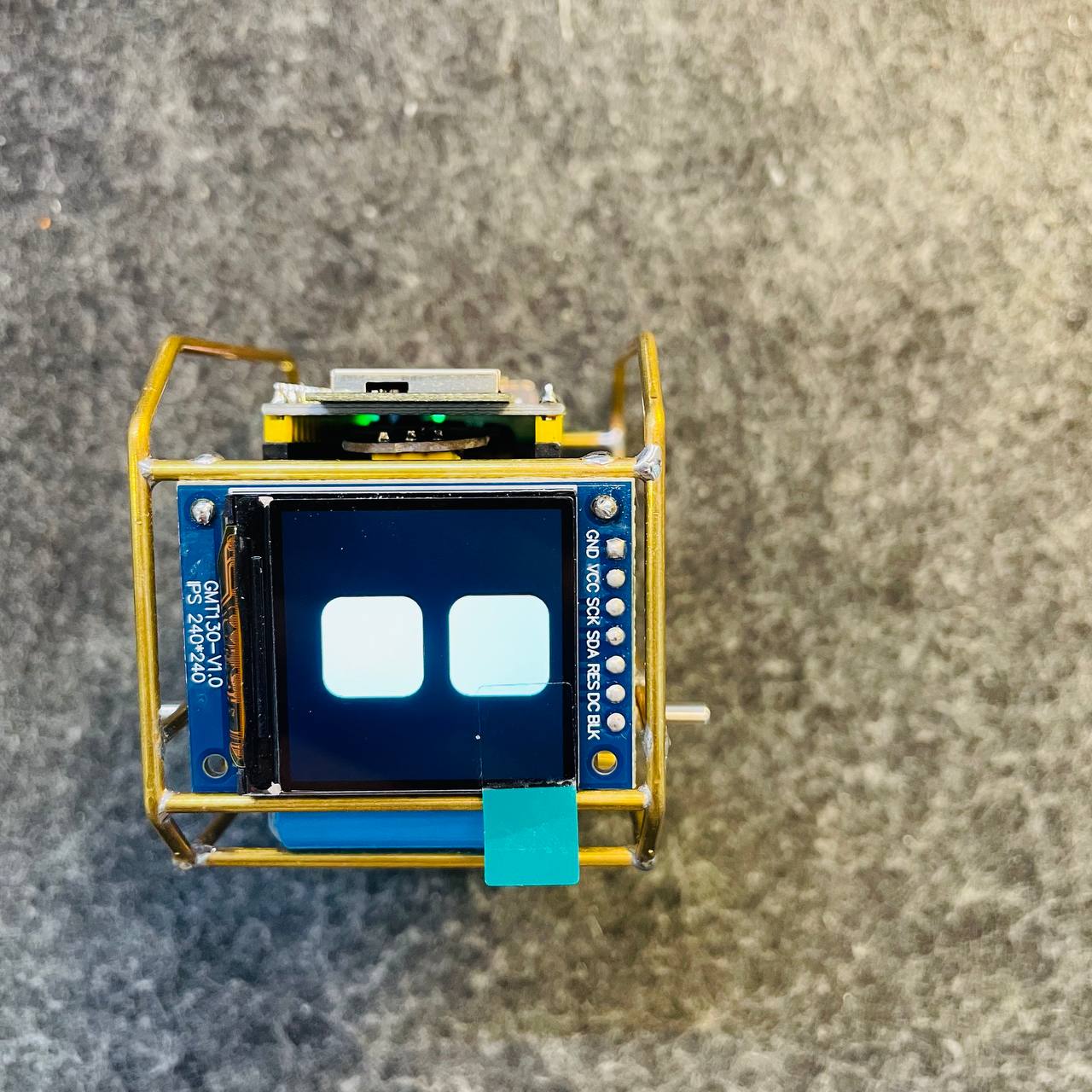 Màn hình màu LCD TFT 1.3 inch được cố định ở mặt trước VuiTV Robot V2