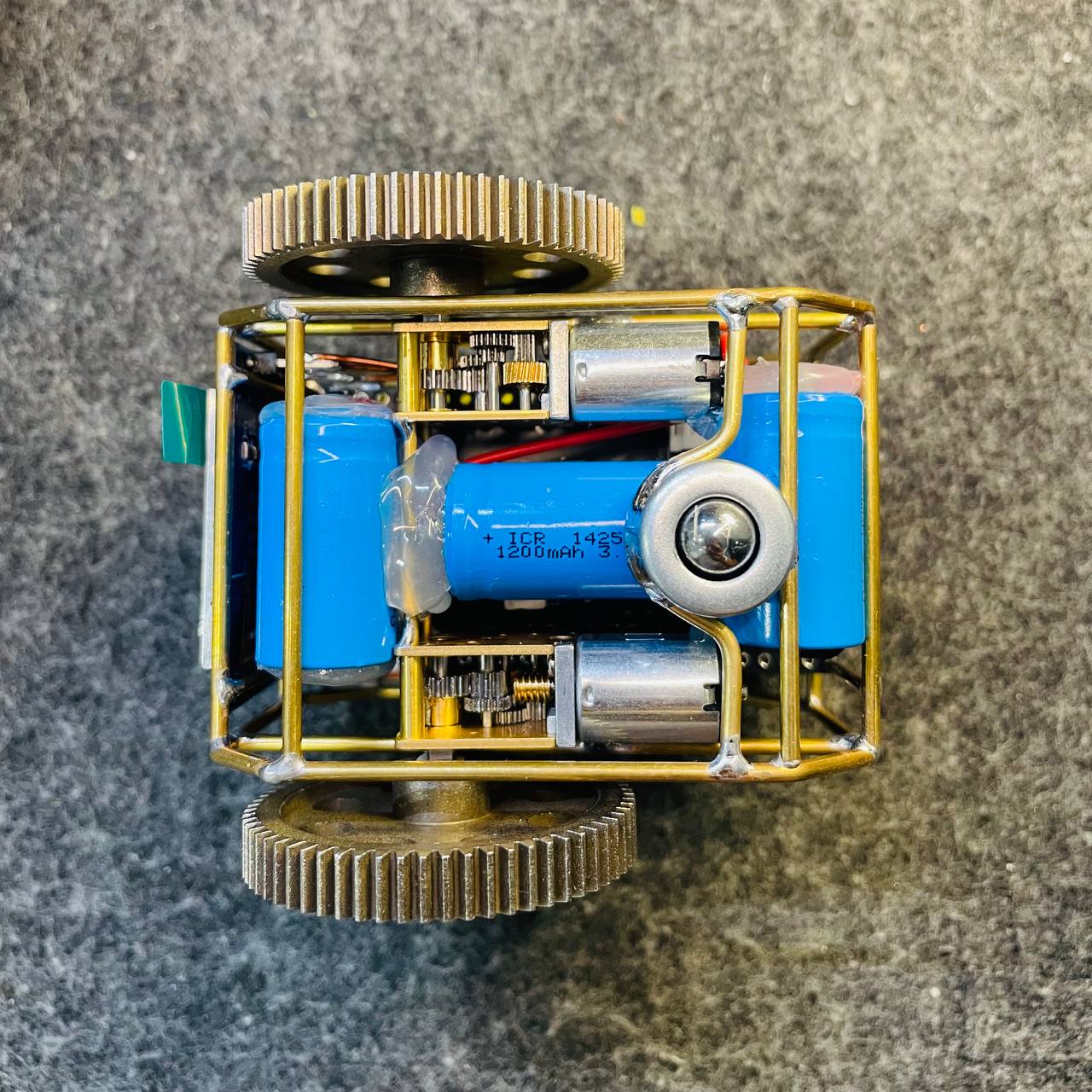 Hai bánh xe và bánh bi đa hướng đã được gắn vào VuiTV Robot V2